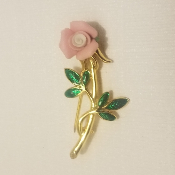 Vintage Jewelry - EUC vtg pink, white, and goldtone rose brooch w green enamel leaves